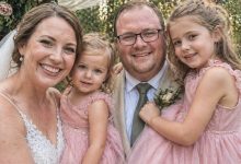 Vzala jsem si vdovce se dvěma malými dcerami — a jednoho dne se mě jedna z nich zeptala: „Chceš se podívat, kde bydlí moje maminka?“ — a odvedla mě ke dveřím do sklepa..