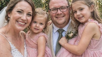 Vzala jsem si vdovce se dvěma malými dcerami — a jednoho dne se mě jedna z nich zeptala: „Chceš se podívat, kde bydlí moje maminka?“ — a odvedla mě ke dveřím do sklepa..