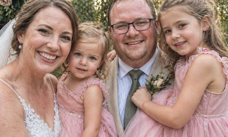 Vzala jsem si vdovce se dvěma malými dcerami — a jednoho dne se mě jedna z nich zeptala: „Chceš se podívat, kde bydlí moje maminka?“ — a odvedla mě ke dveřím do sklepa..