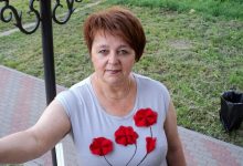 Moje žena odjela za kamarádkou, když k nám nečekaně přišla tchyně a řekla, že se mnou musí vážně mluvit. Její žádost mě úplně zaskočila…