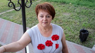 Moje žena odjela za kamarádkou, když k nám nečekaně přišla tchyně a řekla, že se mnou musí vážně mluvit. Její žádost mě úplně zaskočila…