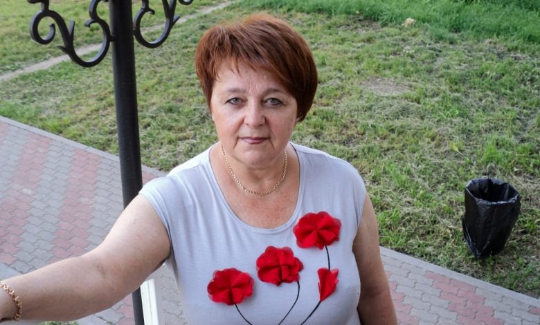 Moje žena odjela za kamarádkou, když k nám nečekaně přišla tchyně a řekla, že se mnou musí vážně mluvit. Její žádost mě úplně zaskočila…