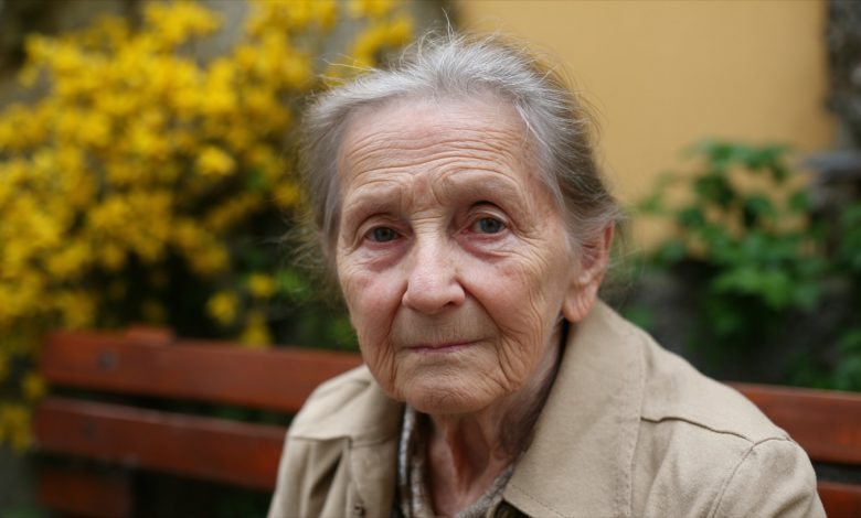 Deset let jsem odkládala peníze na vkladní knížce na svůj pohřeb — aby děti nemusely vydávat. Nedávno jsem o tom řekla synovi a velmi toho litovala…