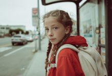 Devítiletá dívka se vracela domů ze školy, když si najednou uvědomila, že za ní jde neznámý muž. Místo aby se vyděsila a dala se na útěk, udělala něco, co nikdo nečekal…