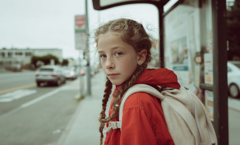 Devítiletá dívka se vracela domů ze školy, když si najednou uvědomila, že za ní jde neznámý muž. Místo aby se vyděsila a dala se na útěk, udělala něco, co nikdo nečekal…