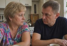 Syn nás s mužem pozval na oběd do restaurace. Když číšník odnesl talíře, syn vytáhl dokumenty a řekl, že s námi musí vážně promluvit…