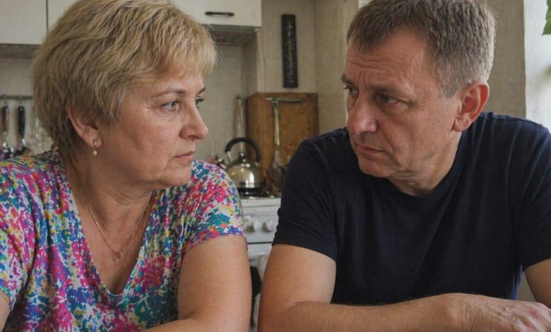 Syn nás s mužem pozval na oběd do restaurace. Když číšník odnesl talíře, syn vytáhl dokumenty a řekl, že s námi musí vážně promluvit…