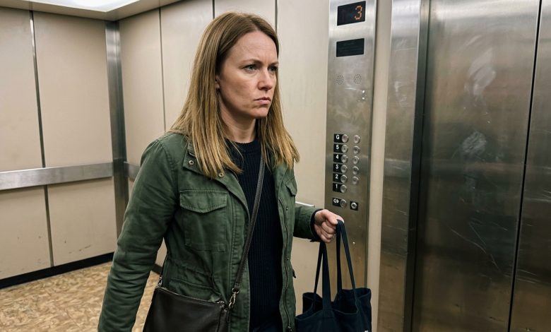 Sousedka mě zastavila ve výtahu a řekla, že můj syn je „nějaký divný — děti si s ním nehrají“ — ještě to ani nedořekla — a já už přemýšlela, co ráno napíšu do školy.