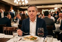 Na firemní večeři tchán vstal se sklenkou a řekl, že si jeho dcera mohla najít i lepšího manžela — u stolu se zasmáli — počkal jsem, až se posadí, odložil vidličku a pronesl jednu větu, po které se mi už do konce večera nepodíval do očí.