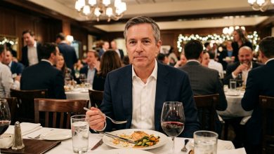 Na firemní večeři tchán vstal se sklenkou a řekl, že si jeho dcera mohla najít i lepšího manžela — u stolu se zasmáli — počkal jsem, až se posadí, odložil vidličku a pronesl jednu větu, po které se mi už do konce večera nepodíval do očí.