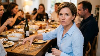 Tchyně zvedla sklenici a řekla: „Můj syn je tak trpělivý — žije s ní už dvacet dva let.“ — manžel se díval do talíře — odložila jsem sklenici, vstala a řekla větu, po které se u stolu rozhostilo ticho. Tchyně zvedla sklenici a řekla: „Můj syn je tak trpělivý — žije s ní už dvacet dva let.“ — manžel se díval do talíře — odložila jsem sklenici, vstala a řekla větu, po které se u stolu rozhostilo ticho.