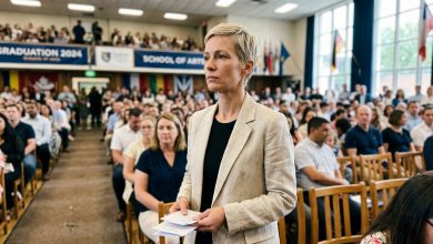 Na maturitní slavnost své dcery přišel její otec s novou ženou a posadil se do první řady — osm let jsem mlčela kvůli dítěti — ale když se postavil a začal mluvit o „naší rodině“, můj svět se zhroutil.