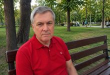 Děti mi říkají to samé už roky. „Tati, takhle nemůžeš žít dál. Vyjdi ven, poznej někoho.” A já pořád dokola: že mi je dobře, že nic nepotřebuji, že v šedesáti dvou letech člověk nemá kam spěchat