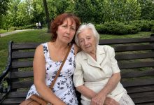 Starala jsem se o švagrovou matku, když se od ní její vlastní děti odvrátily. A po pohřbu se najednou objevili, aby si rozdělili její byt. Mlčela jsem, dokud jsem nevytáhla obálku, kterou mi řekla otevřít před všemi…