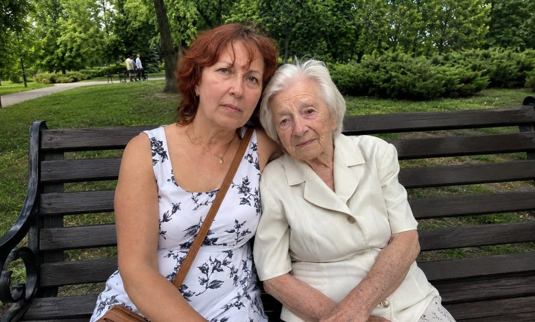 Starala jsem se o švagrovou matku, když se od ní její vlastní děti odvrátily. A po pohřbu se najednou objevili, aby si rozdělili její byt. Mlčela jsem, dokud jsem nevytáhla obálku, kterou mi řekla otevřít před všemi…