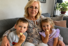 Dcera mi každé ráno přivážela děti na sedmou a vyzvedávala je až po osmé večer. Starala jsem se o ně s láskou a mlčela, protože jsem si myslela: rodině je třeba pomáhat. Ale jednoho dne jsem zaslechla, jak říká kamarádce: „Máma stejně celý den nic nedělá, takže jí to i prospívá, že má co dělat.” Dlouho jsem to vydržela, ale tentokrát jsem se neudržela a udělala jsem něco, co jsem od sebe sama nečekala…