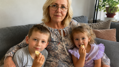 Dcera mi každé ráno přivážela děti na sedmou a vyzvedávala je až po osmé večer. Starala jsem se o ně s láskou a mlčela, protože jsem si myslela: rodině je třeba pomáhat. Ale jednoho dne jsem zaslechla, jak říká kamarádce: „Máma stejně celý den nic nedělá, takže jí to i prospívá, že má co dělat.” Dlouho jsem to vydržela, ale tentokrát jsem se neudržela a udělala jsem něco, co jsem od sebe sama nečekala…