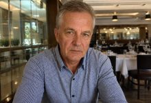 Po letech samoty jsem se odvážil pustit do svého života ženu, která vypadala stejně osamělá jako já. A první věc, co jsem udělal — hledal jsem důvody, jak ji odehnat