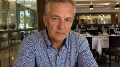 Po letech samoty jsem se odvážil pustit do svého života ženu, která vypadala stejně osamělá jako já. A první věc, co jsem udělal — hledal jsem důvody, jak ji odehnat