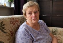 Je mi 68 let. Každý měsíc jsem dávala synovi polovinu svého důchodu, myslela jsem, že pomáhám jeho rodině. A pak jsem zaslechla snachu říkat: „Vydrž, byt bude stejně náš…” Zůstala jsem stát za dveřmi, s taškou nákupu v ruce. A to, co jsem udělala o hodinu později, je přimělo ten samý večer prosit o odpuštění…