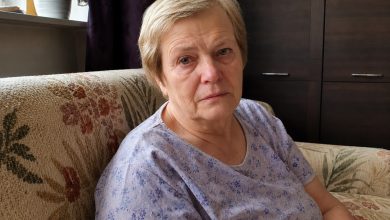 Je mi 68 let. Každý měsíc jsem dávala synovi polovinu svého důchodu, myslela jsem, že pomáhám jeho rodině. A pak jsem zaslechla snachu říkat: „Vydrž, byt bude stejně náš…” Zůstala jsem stát za dveřmi, s taškou nákupu v ruce. A to, co jsem udělala o hodinu později, je přimělo ten samý večer prosit o odpuštění… Je mi 68 let. Každý měsíc jsem dávala synovi polovinu svého důchodu, myslela jsem, že pomáhám jeho rodině. A pak jsem zaslechla snachu říkat: „Vydrž, byt bude stejně náš…” Zůstala jsem stát za dveřmi, s taškou nákupu v ruce. A to, co jsem udělala o hodinu později, je přimělo ten samý večer prosit o odpuštění…
