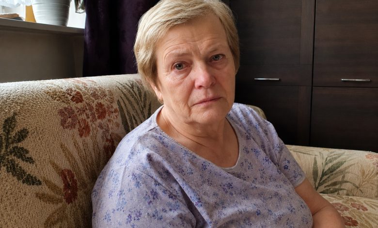 Je mi 68 let. Každý měsíc jsem dávala synovi polovinu svého důchodu, myslela jsem, že pomáhám jeho rodině. A pak jsem zaslechla snachu říkat: „Vydrž, byt bude stejně náš…” Zůstala jsem stát za dveřmi, s taškou nákupu v ruce. A to, co jsem udělala o hodinu později, je přimělo ten samý večer prosit o odpuštění…