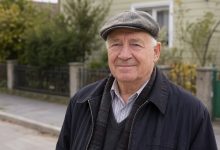 Nevlastní otec mě celé dětství nazýval přítěží a připomínal mi jediné koupené boty, ale po smrti matky se vrátil k našim dveřím se slovy, ze kterých mi ztuhlo srdce…