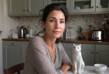 Omylem jsem rozbila dárek od tchyně, porcelánovou kočku, a našla jsem v ní něco, co jsem vůbec nečekala…