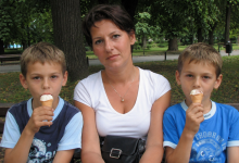 Sama jsem vychovávala dvojčata svého zesnulého manžela z prvního manželství, a když chlapcům bylo osmnáct, udělali něco, kvůli čemu pláču dodnes…