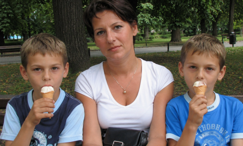 Sama jsem vychovávala dvojčata svého zesnulého manžela z prvního manželství, a když chlapcům bylo osmnáct, udělali něco, kvůli čemu pláču dodnes…