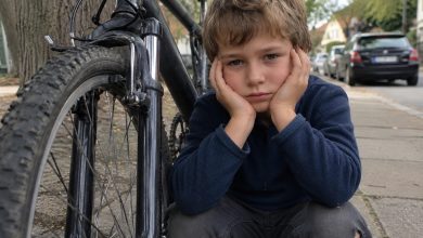 Sousedka “darovala” mému synovi staré kolo, ale její věta o týden později mě donutila vidět všechno jinak…