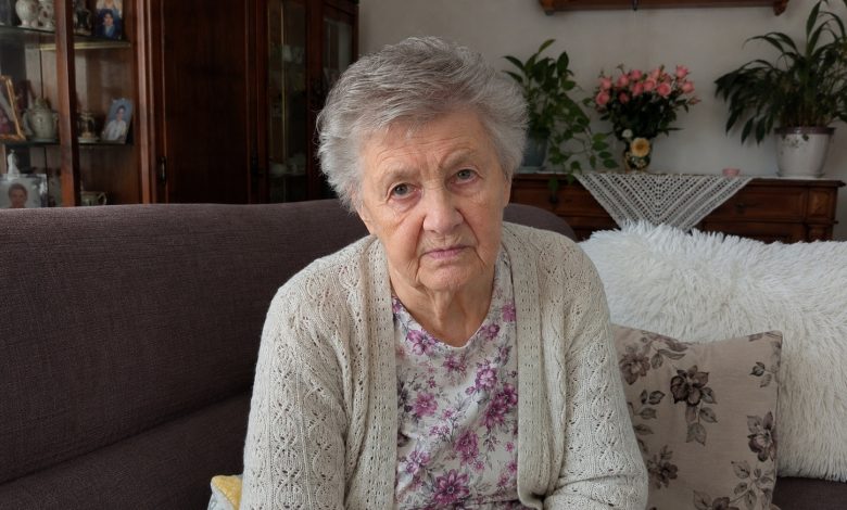 Vnuk přišel ze školy a hned od dveří se zeptal: „Babi, je pravda, že tě brzo odvezou do domova důchodců?” Pomyslela jsem si, že si něco popletl nebo špatně pochopil rozhovor dospělých. Ale pak pokračoval, a jeho další slova mě zamrazila…