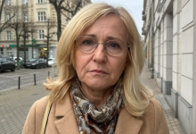 Můj manžel mě opustil v šedesáti letech a řekl mi, že jsem “jako žena vyhasla”. O měsíc později jsem ho potkala v obchodě s jeho “mladou a kvetoucí manželkou”. Podívala se na mě pohrdavě a usmála se. Cítila jsem, jak se mi třesou rty, a pak jsem se sebrala a řekla jí větu, po které jí úsměv zmizel z tváře…