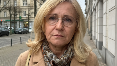 Můj manžel mě opustil v šedesáti letech a řekl mi, že jsem “jako žena vyhasla”. O měsíc později jsem ho potkala v obchodě s jeho “mladou a kvetoucí manželkou”. Podívala se na mě pohrdavě a usmála se. Cítila jsem, jak se mi třesou rty, a pak jsem se sebrala a řekla jí větu, po které jí úsměv zmizel z tváře… Můj manžel mě opustil v šedesáti letech a řekl mi, že jsem “jako žena vyhasla”. O měsíc později jsem ho potkala v obchodě s jeho “mladou a kvetoucí manželkou”. Podívala se na mě pohrdavě a usmála se. Cítila jsem, jak se mi třesou rty, a pak jsem se sebrala a řekla jí větu, po které jí úsměv zmizel z tváře…