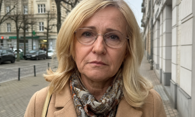 Můj manžel mě opustil v šedesáti letech a řekl mi, že jsem “jako žena vyhasla”. O měsíc později jsem ho potkala v obchodě s jeho “mladou a kvetoucí manželkou”. Podívala se na mě pohrdavě a usmála se. Cítila jsem, jak se mi třesou rty, a pak jsem se sebrala a řekla jí větu, po které jí úsměv zmizel z tváře…