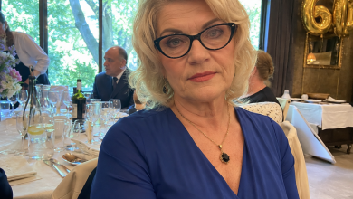 Na narozeninách mého manžela vešla jeho první žena s kyticí a sedla si vedle něj, jako by ta oslava byla její. Mlčela jsem, dokud ji nenazval ženou, která ho v životě nejlépe chápala