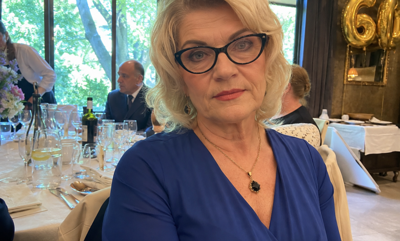 Na narozeninách mého manžela vešla jeho první žena s kyticí a sedla si vedle něj, jako by ta oslava byla její. Mlčela jsem, dokud ji nenazval ženou, která ho v životě nejlépe chápala