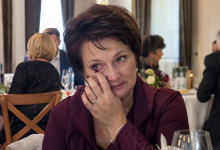 Uprostřed oslavy mých šedesátin syn a dcera oznámili, že pro mě připravili zvláštní překvapení. Všichni hosté ztichli a čekali, co moje děti ukážou. To, co se ale stalo potom, mě donutilo zrudnout studem… Uprostřed oslavy mých šedesátin syn a dcera oznámili, že pro mě připravili zvláštní překvapení. Všichni hosté ztichli a čekali, co moje děti ukážou. To, co se ale stalo potom, mě donutilo zrudnout studem…