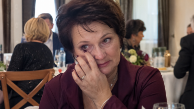 Uprostřed oslavy mých šedesátin syn a dcera oznámili, že pro mě připravili zvláštní překvapení. Všichni hosté ztichli a čekali, co moje děti ukážou. To, co se ale stalo potom, mě donutilo zrudnout studem…