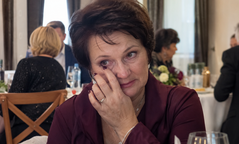 Uprostřed oslavy mých šedesátin syn a dcera oznámili, že pro mě připravili zvláštní překvapení. Všichni hosté ztichli a čekali, co moje děti ukážou. To, co se ale stalo potom, mě donutilo zrudnout studem…